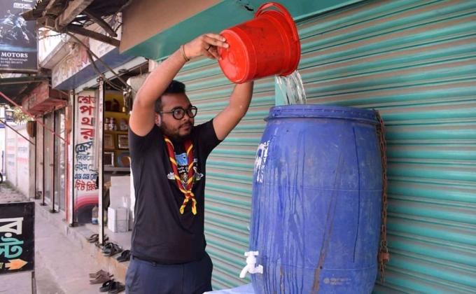 করোনা ভাইরাস প্রতিরোধে পথচারীদের  হাত ধৌত করার ব্যবস্থা করেছে স্কাউটার রফিকুল ইসলাম ওপেন স্কাউট গ্রুপ