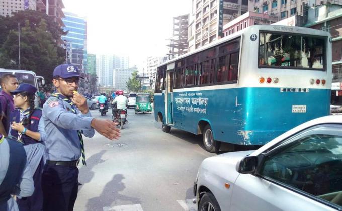 মাস ব্যাপি ট্রাফিক কার্যক্রমে সহায়তা