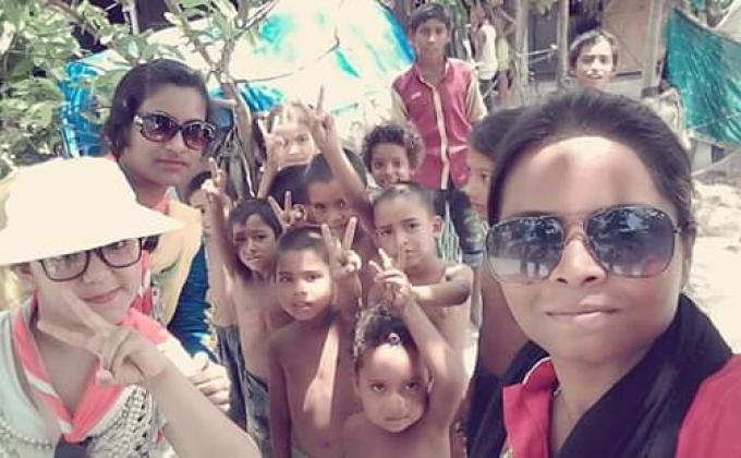 গ্রামে শিশু-কিশোরদের স্বাস্থ্য নিয়ে তাদের সাথে আলোচনা.