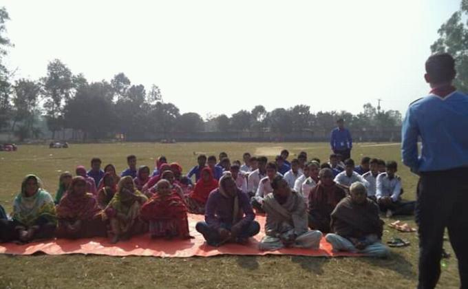 বন্যায় মানুষের মাঝে ত্রান বিতরণ