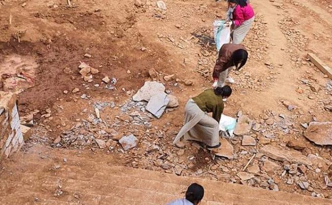 Volunteers work in Wangditshi Lhakhang 