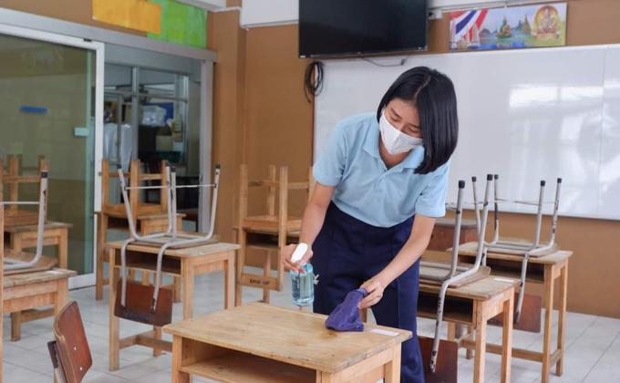 ทำความสะอาดห้องเรียน โดยการฆ่าเชื้อ