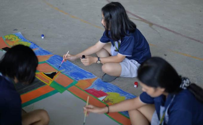 ระบายสีฉากในการแสดงละคร