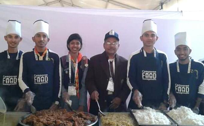 ভলেন্টিয়ার দের খাবার বণ্টন 