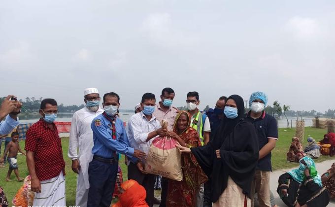 সিরাজগঞ্জে বন্যার্তদের মাঝে বাংলাদেশ
উইম্যান জাজেস এসোসিয়েশনের ত্রান বিতরণ: