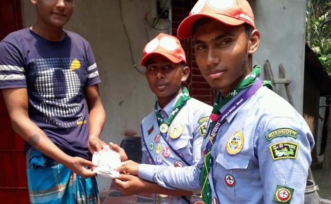 দরিদ্র কৃষকের মধ্যে বীজ বিতরন