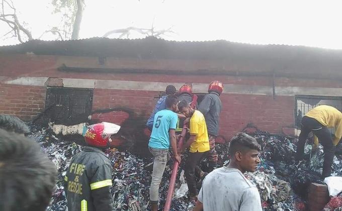 অাগুন নিয়ত্রনে কাজ করেছে   ফায়ার সার্ভিসের পাশাপাশি সিরাজগঞ্জ সেবা মুক্ত রোভার গ্রুপ ও পলিটেকনিক ইনস্টিটিউট রোভার স্কাউট গ্রুপ এর সদস্যবৃন্দ।