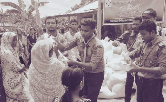 বন্যাদুর্গত মানুষের মাঝে ত্রাণ বিতরণ 
