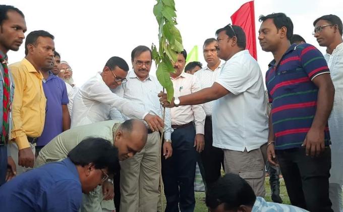 বঙ্গবন্ধু শেখ মুজিবুর রহমানের জন্মশতবর্ষ উপলক্ষ্যে সিরাজগঞ্জ  হার্ডপয়েন্টে বৃক্ষরোপন কর্মসূচী