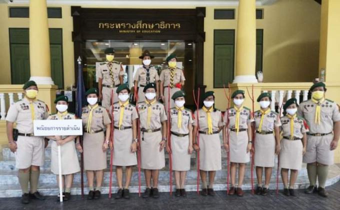 กองลูกเสือวิสามัญวิทยาลัยเทคโนโลยีพณิชยการราชดำเนินเดินสวนสนามในพิธีทบทวนคำปฏิญาณของลูกเสือเนตรนารีเนื่องในโอกาสวันเฉลิมพระชนมพรรษาพระบาทสมเด็จพระเจ้าอยู่หัว