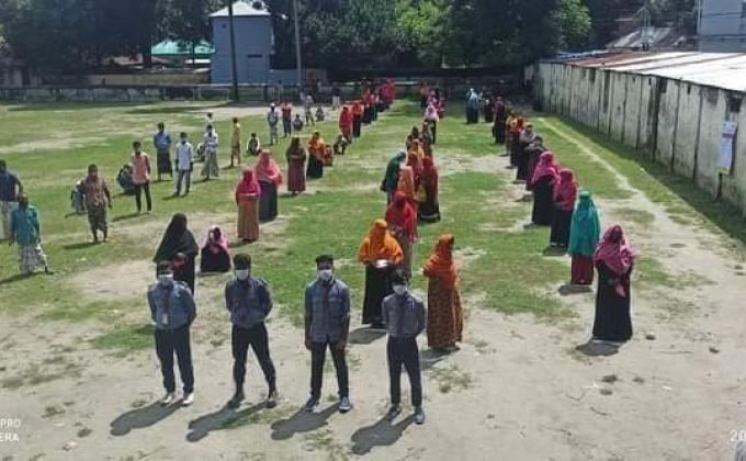 অসহায় মানুষদের কে খাদ্য বিতরন।