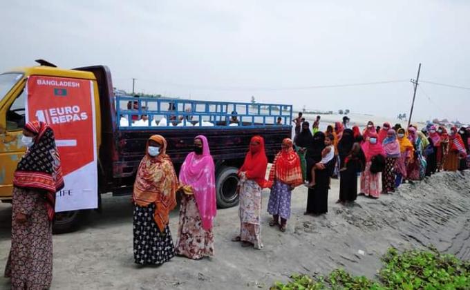 বন্যায় ক্ষতিগ্রস্থদের মাঝে ত্রান বিতরন।