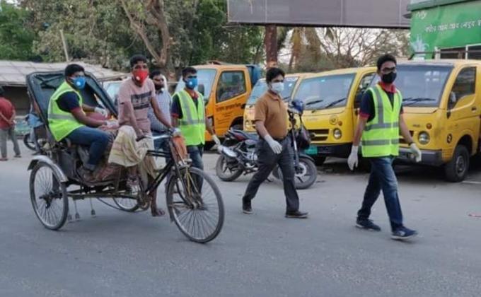 অসহায় মানুষদের কে ত্রান বিতরন।