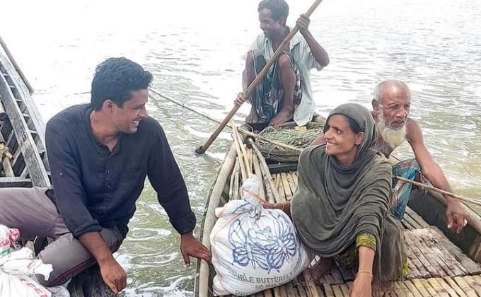 বন্যায় ক্ষতিগ্রস্থদের মাঝে ত্রান বিতরণ।