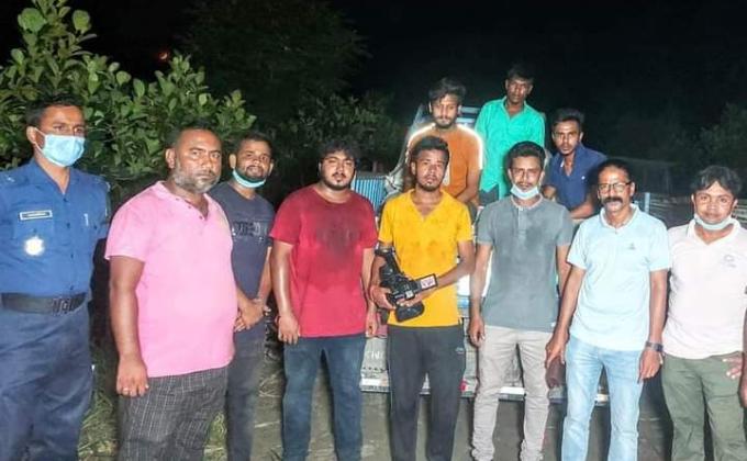 নদী ভাঙন এলাকায় অসহায় মানুষের মাঝে বস্ত্র বিতরণ