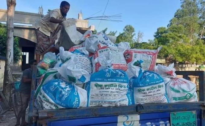 বন্যায় নদী ভাঙন এলাকায় অসহায় মানুষের মাঝে খাদ্য ও বস্ত্র বিতরন।