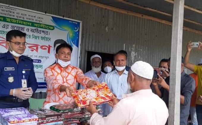 ঈদের বস্ত্র বিতরন।