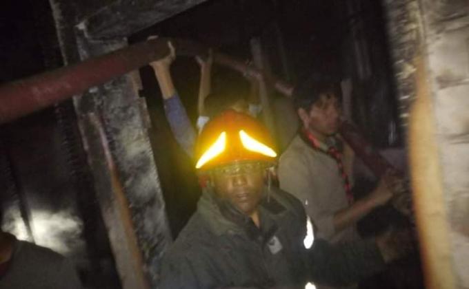 "রংপুরে আগুন নেভানোর চেষ্টা করল রোভার স্কাউটরা"