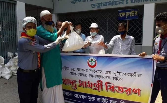 দূর্যোগ মোকাবেলায় অসহায়দের মাঝে খাদ্য সামগ্রী বিতরণ।