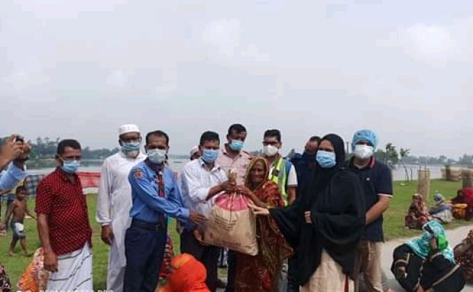 বন্যার্তদের মাঝে বাংলাদেশ উইম্যান জাজেস এসোসিয়েশনের ত্রান বিতরণ

