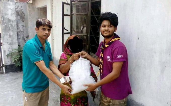 ত্রান সামগ্রী বিতরন 