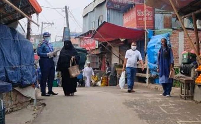 কোভিড-১৯ সম্পর্কে সচেতনতা বৃদ্ধিতে লিফলেট বিতরণ