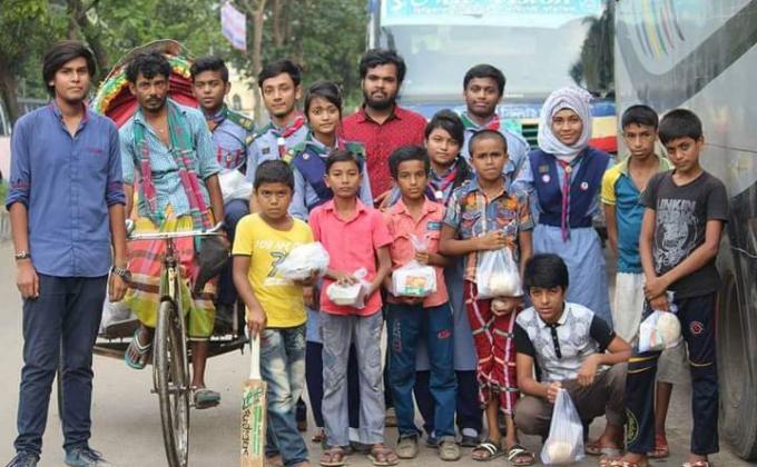 গরীবদের মাঝে ইফতারি বিতরণ