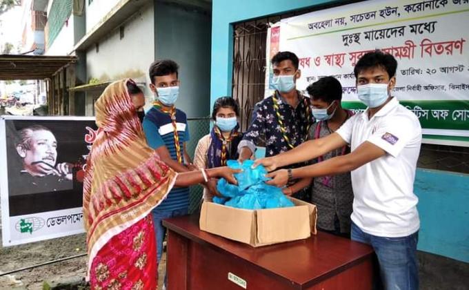 দুস্থ মায়েদের মধ্যে ঔষধ ও স্বাস্থ্য সুরক্ষা সামগ্রী বিতরণ