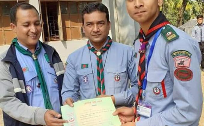 রংপুর বিভাগীয়  রোভার মেট কোর্সের সনদ পত্র গ্হন।