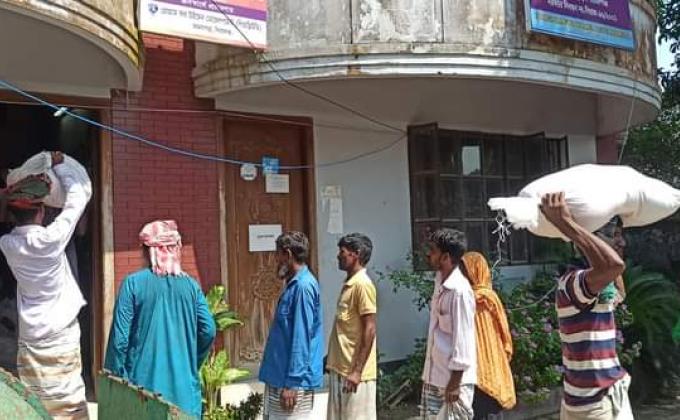 করোনা ভাইরাসে ক্ষতিগ্রস্থ পরিবারে মাঝে খাদ্য সামগ্রী বিতরণ করা হয়।