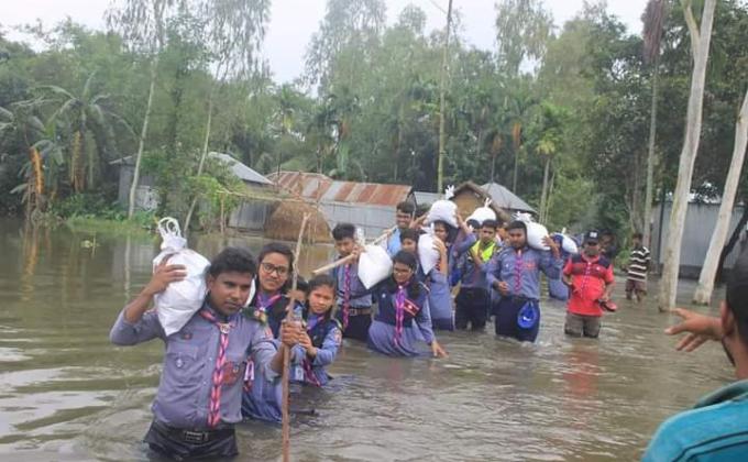 বন্যা দূর্গতদের মাঝে ত্রাণ বিতরণ