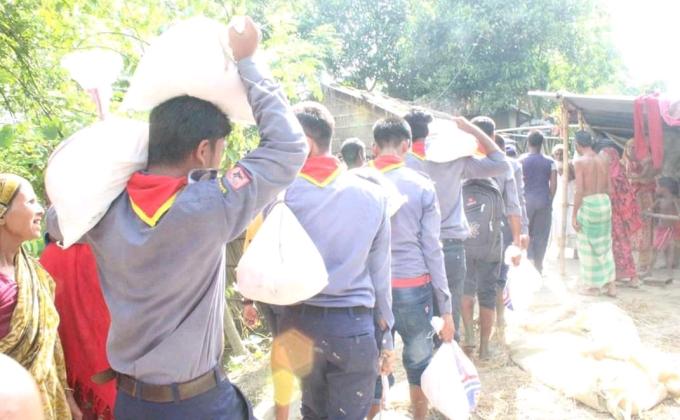 বন্যাতো দের মাঝে ত্রান বিতরণ কর্মসূচি 