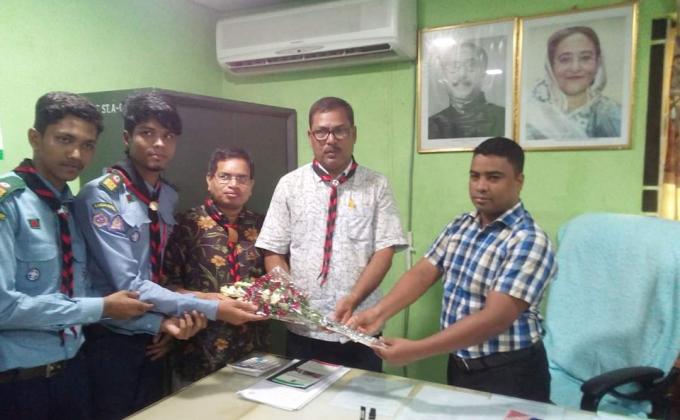 স্কাউটস রোভার অঞ্চলের সহকারী লিডার ট্রেনারকে ফুলেল শুভেচ্ছা