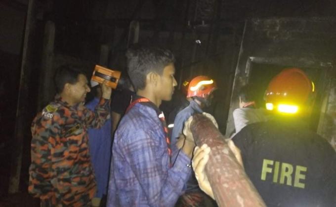 রংপুরে আগুন নেভাতে সহায়তা করলো রোভার স্কাউটরা