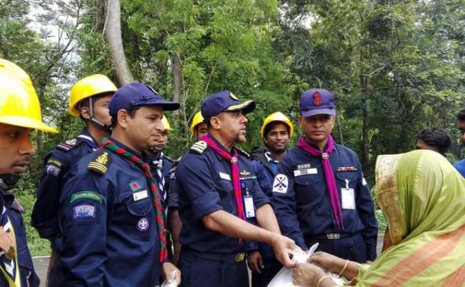 দুর্যোগ কবলিত মানুশের দ্বারে ত্রান সামগ্রী বিতরন। 