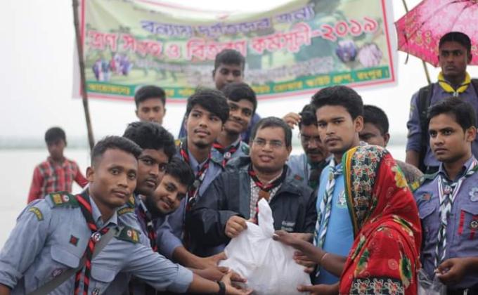 বন্যায় ত্রান বিতরন