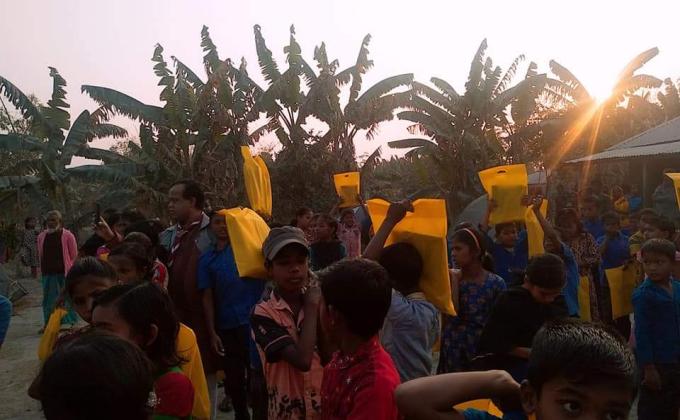 লালমনির হাটের স্কাউট চরে শিক্ষার্থীদের মাঝে বিনামূল্যে শিক্ষা উপকরণ বিতরন।