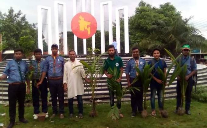 কেন্দ্রীয় শহীদ মিনার সিরাজগঞ্জে বৃক্ষ রোপণ কর্মসূচি।