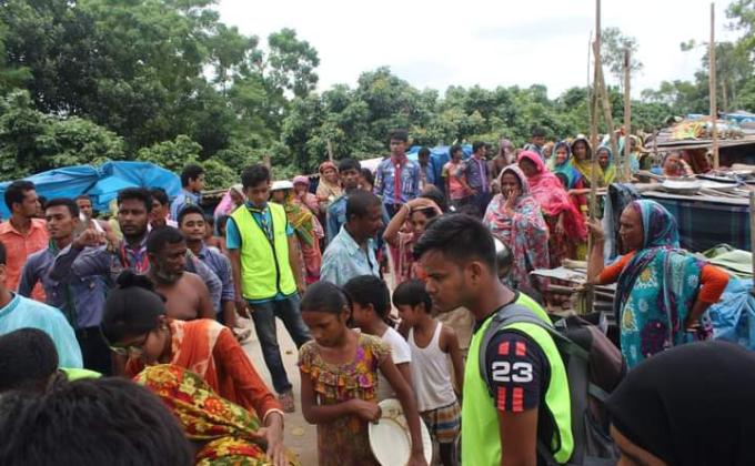 বন্যার্তদের মাঝে ত্রাণসামগ্রী বিতরণ...