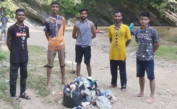 ঝর্নায় পরিস্কার পরিচ্ছন্নতা অভিযান 
