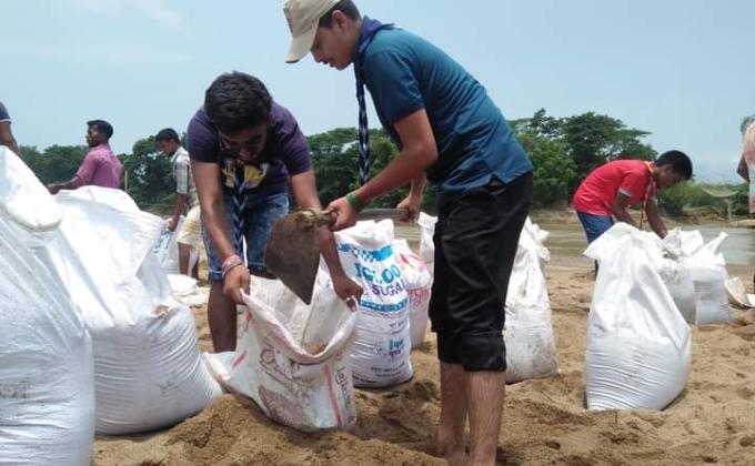বন্যায় নদীর পাড় রক্ষাকারী বাঁধ নির্মাণ। বাংলাদেশ স্কাউটস, ময়মনসিংহ জেলা রোভার