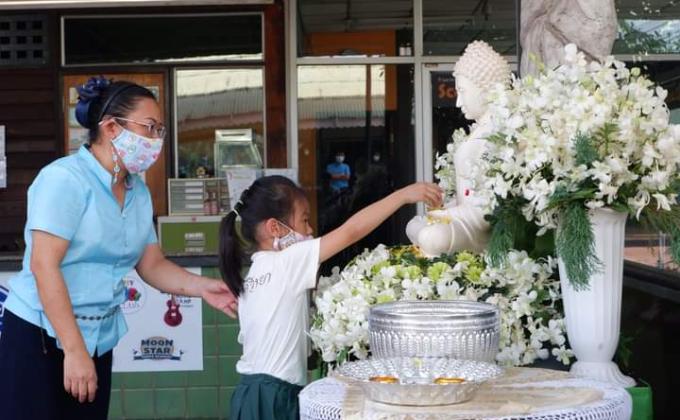 สรงน้ำพระ