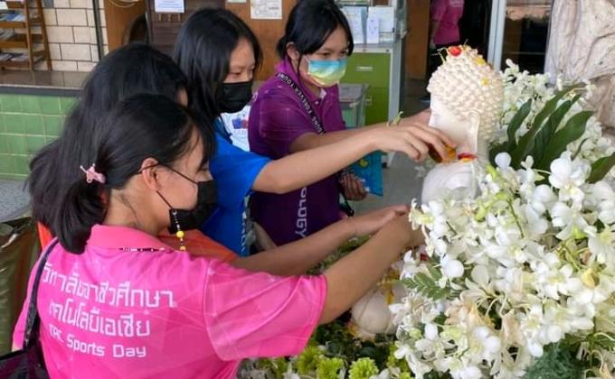 สรงน้ำพระ