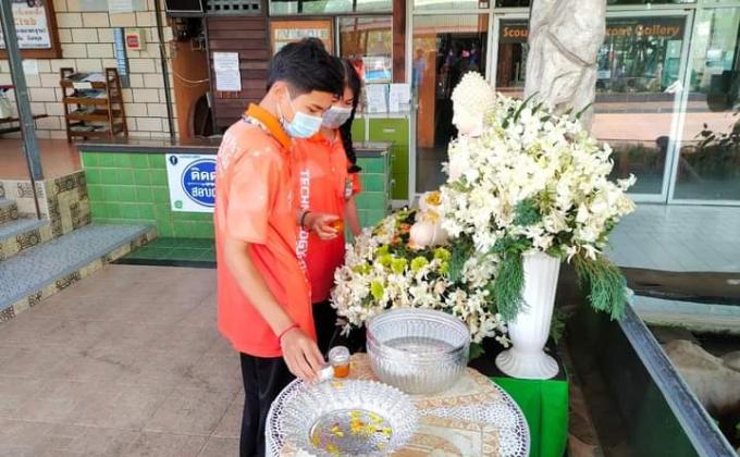 สรงน้ำพระ