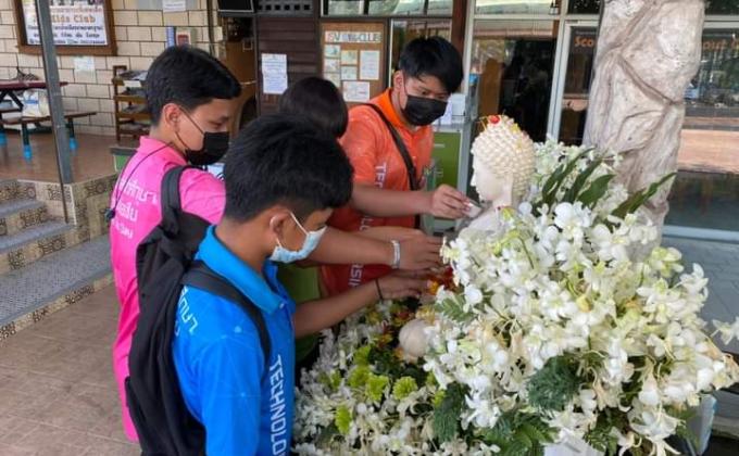 รดน้ำพระ