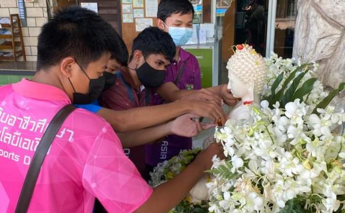 สรงน้ำพระ