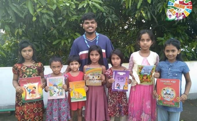 সুবিধা বঞ্চিত শিশুদের প্রাক-প্রাথমিক শিক্ষা নিশ্চিত করতে তাদের বই বিতরণ 