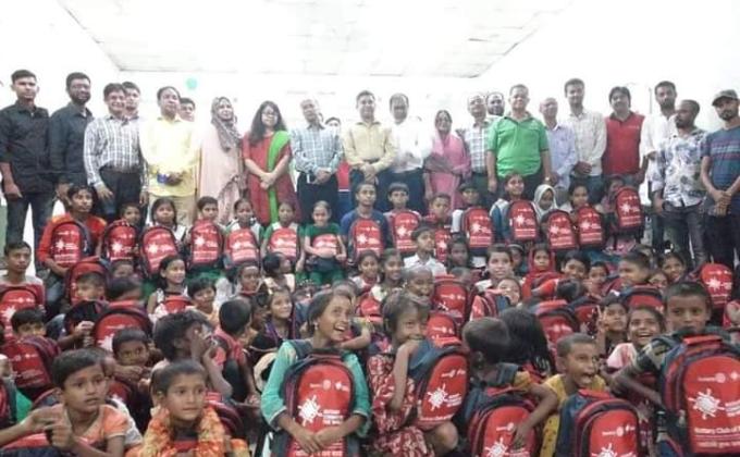পথশিশুদের মাঝে স্কুলব্যাগ বিতরন