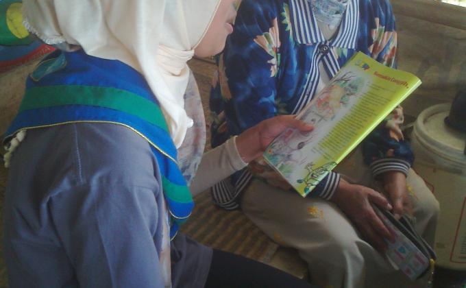 Relawan membaca 