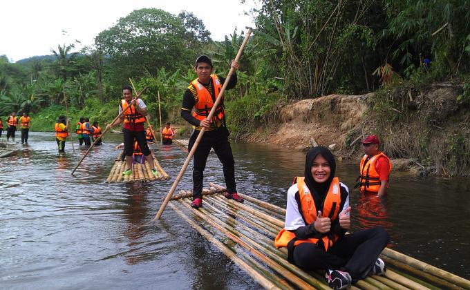 Enjoy with traditional river cruise